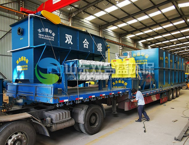 成套污水處理設(shè)備裝車中