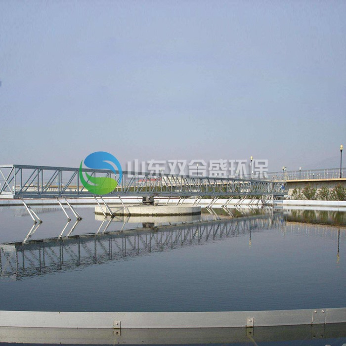 中心轉(zhuǎn)動(dòng)刮吸泥機(jī)